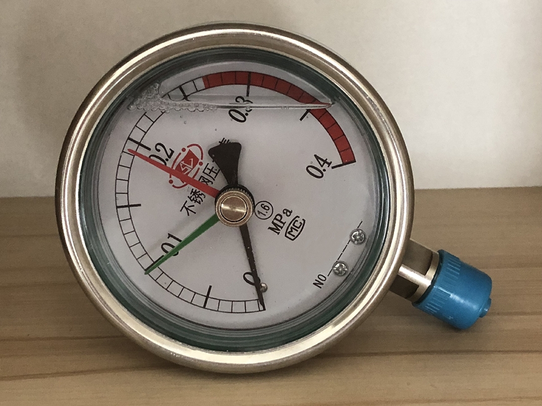 Three-Needle Pressure Gauge